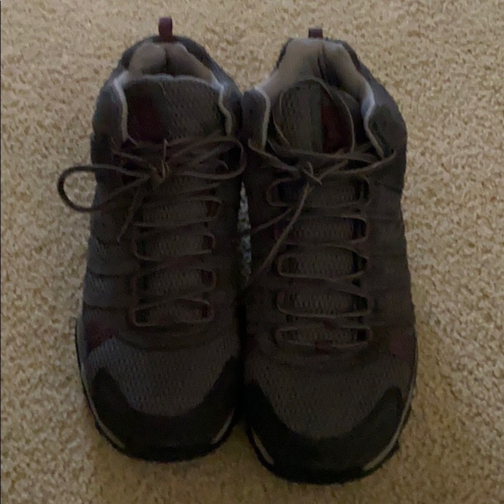 Columbia women’s hikers size 8 NWOT
